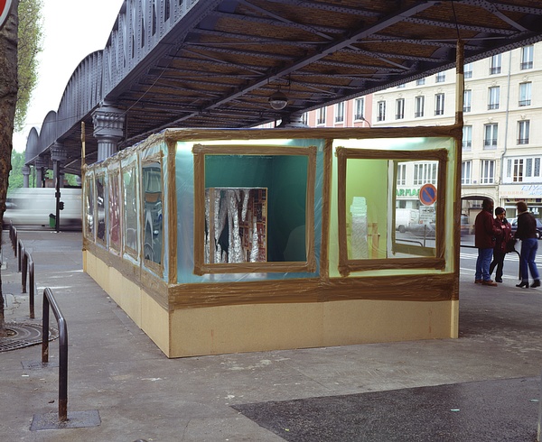 thomas-hirschhorn-skulptur-sortier-station-station-de-tri-de-scu.jpg